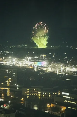 夜空に光る緑のJellyfish
