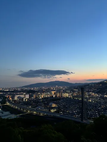 街に灯る、黄昏のグラデーション