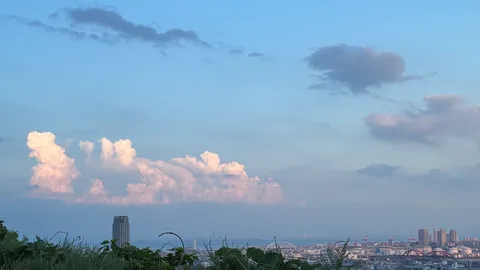 夕暮れの街と積乱雲