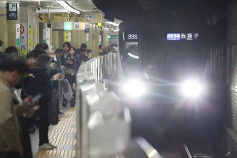 地下駅に響く、光の足音