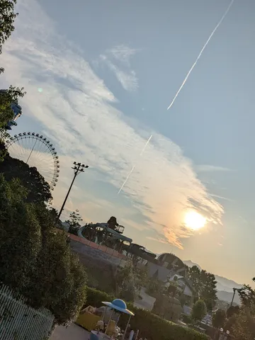 夕景と遊具の影絵