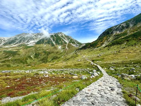 石畳の道が導く山の空