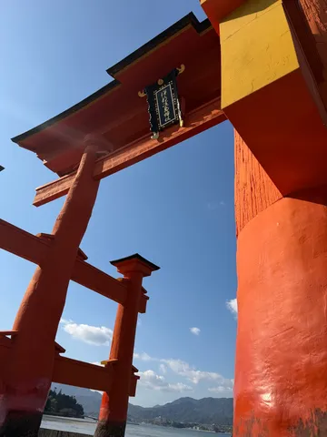 海辺の鳥居、空へ続く道