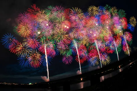 夜空を埋め尽くす光の祝祭