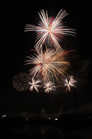夜空を彩る花火の序章