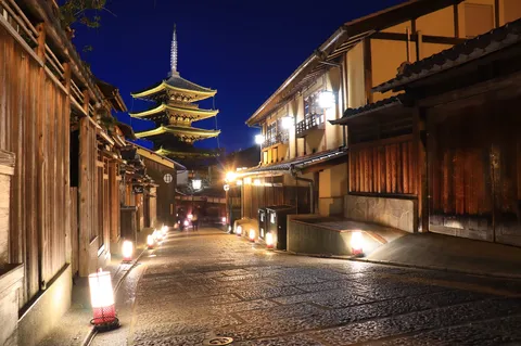 夜の路地と五重塔の灯り