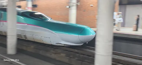 疾走する緑の流線