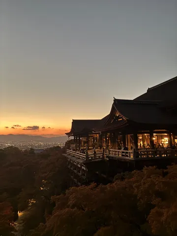 夕暮れの古都、幻想的な寺院の眺め