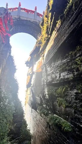 深い谷と赤い祈りの橋