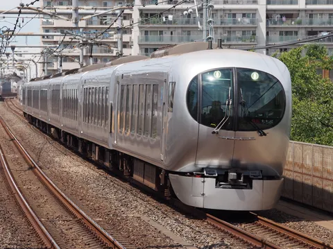 流線形ボディの銀色電車