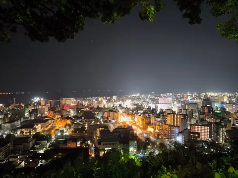 夜景に灯る街の光