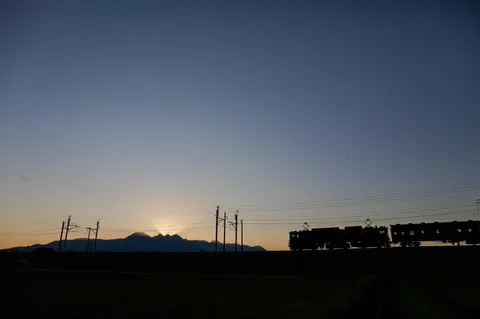 夕暮れの線路と山影