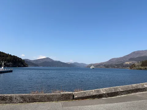 湖面に映る青空と船旅の予感