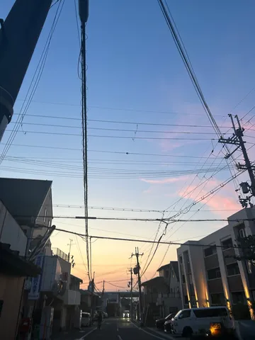 夕暮れに架かる電線と空