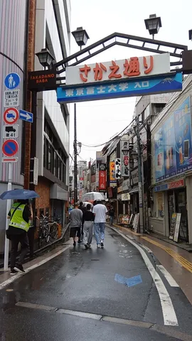霧雨の路地に浮かぶ看板
