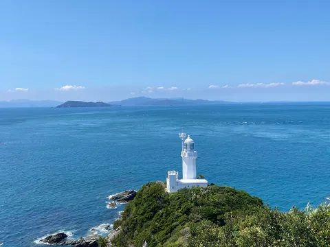 青と風に染まる灯台