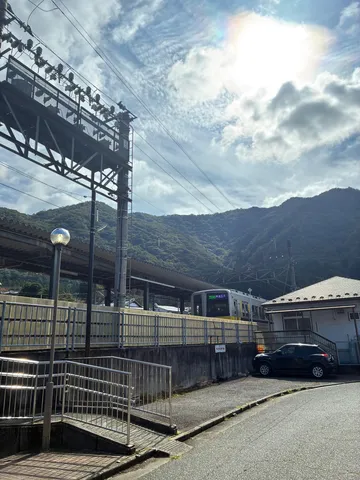 山影と電線の朝の匂い