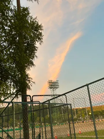 空とスタジアムライトのコントラスト
