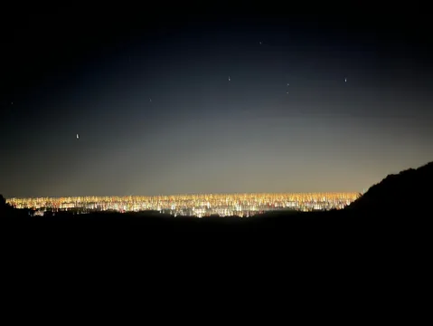 夜景の光の川