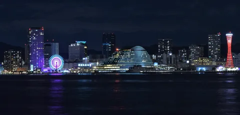 夜景に浮かぶ光の帆