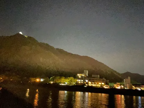 夜景に映る山のシルエット
