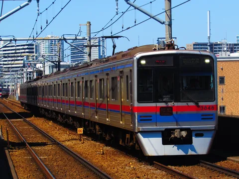 都会を駆ける銀色の列車
