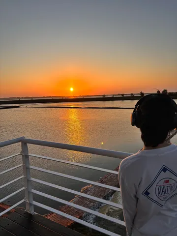 夕陽を見つめる静かな時間