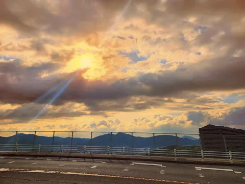 夕焼けに照らされる雲の絨毯