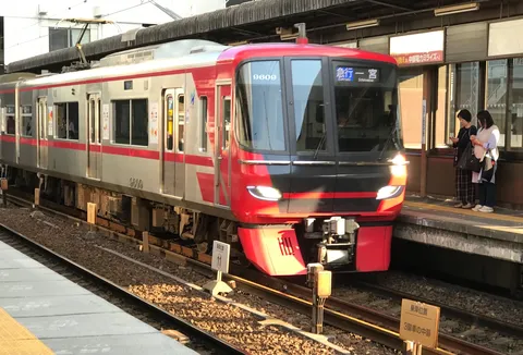 赤と銀の通勤列車、日常の一コマ