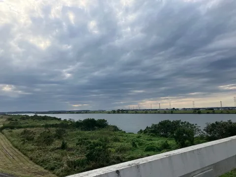 雲と川の静かな風景
