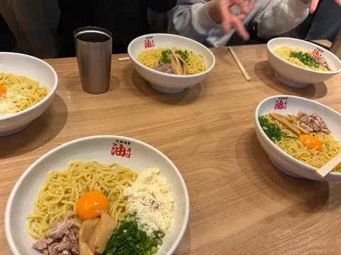 豊かなトッピング、油そばの誘惑