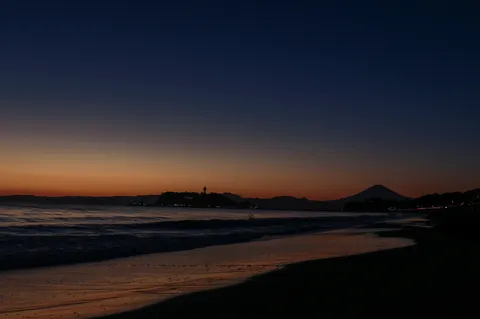 夜明け前の静寂、富士山のシルエット