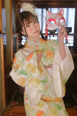 狐のお面と爽やかな浴衣の夏の装い