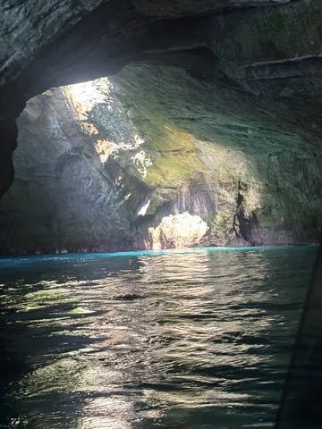 光差す洞窟と青き水面