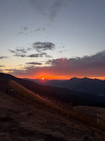 夕焼けの山道、二人