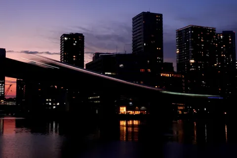 都会の夜景と流れる光の共演