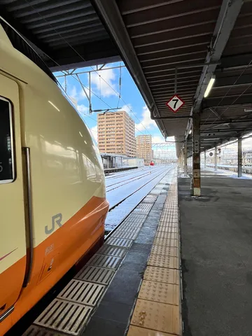 冬の駅、旅立ちの静けさ