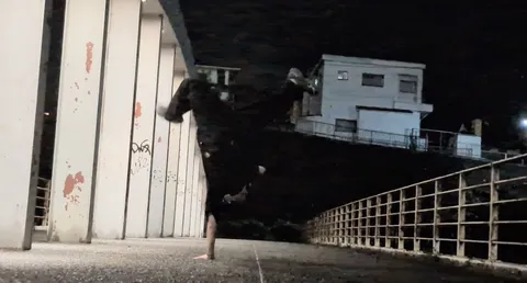 夜の壁を駆ける一瞬