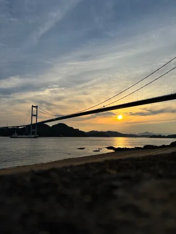 夕映えを渡る橋