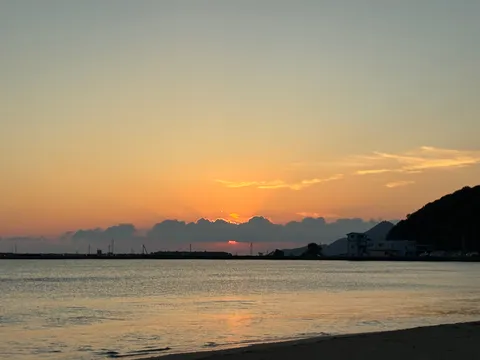 水平線に沈む夕日と青い空