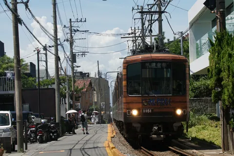 レトロな電車と夏の街並み