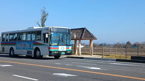 青空と路線バスの一瞬