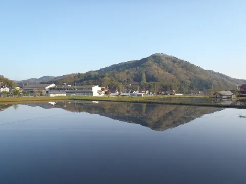 静寂を映す田園と緑の山