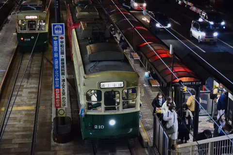 夜の路面電車、旅情を誘う