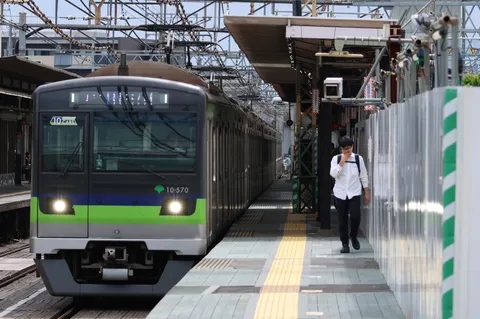 雨上がりの駅、旅立ちの予感