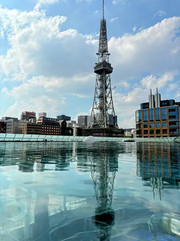 水鏡に映るタワーと空