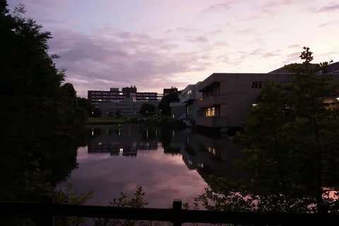 夕暮れの水面に映る静けさ