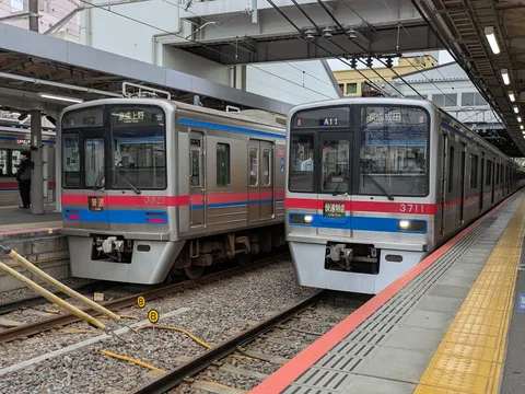 並走する都心の通勤電車