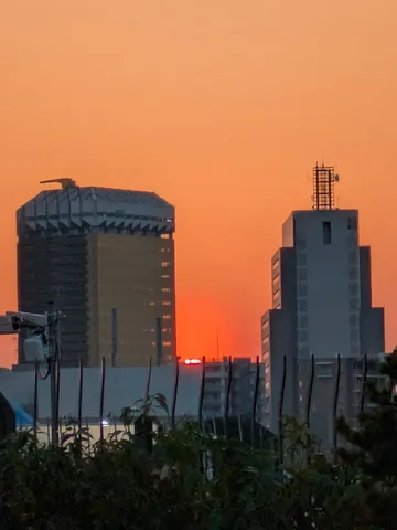 夕焼けとビル群のコントラスト
