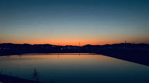 夕景と水面の静かな対話